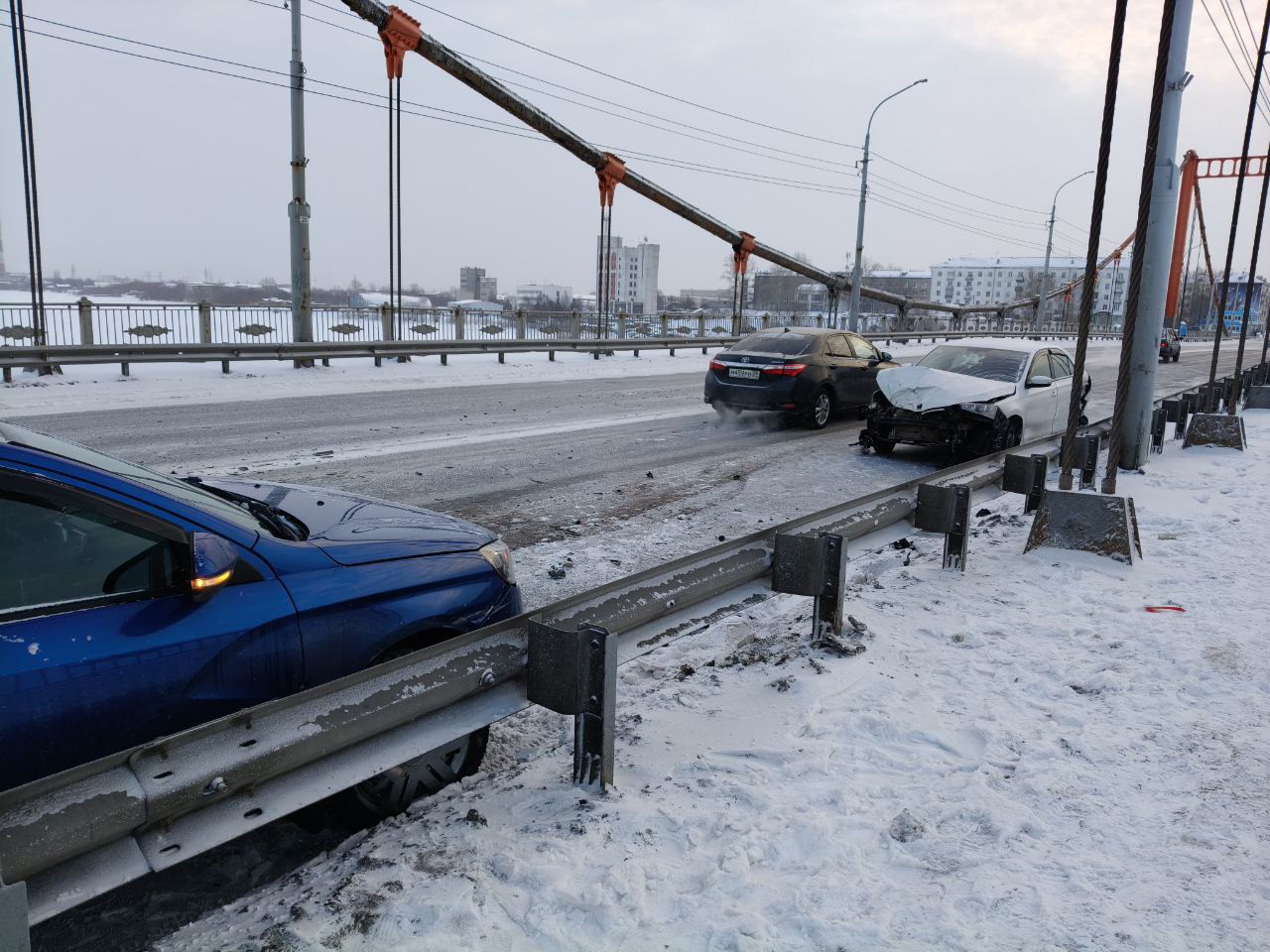 Соломбала встала. В Архангельске на Кузнечевском мосту произошло жёсткое ДТП   Как сообщает корреспондент ИА «Эхо СЕВЕРА», мониторящий улицы Архангельска, утреннее ДТП на Кузнечевском мосту стало причиной гигантской пробки в Соломбале, которая начинается в районе Кедрова. Многие горожане, ехавшие на автобусах, были вынуждены пойти пешком и прочувствовали всю прелесть сегодняшнего утра.  Участниками аварии стали пять автомобилей  оказывается, на данном участке произошло два ДТП . Сейчас на мосту остались две тачки — три отогнали на Гагарина. На месте была замечена машина реанимации, которая спешно кого-то забрала и уехала.