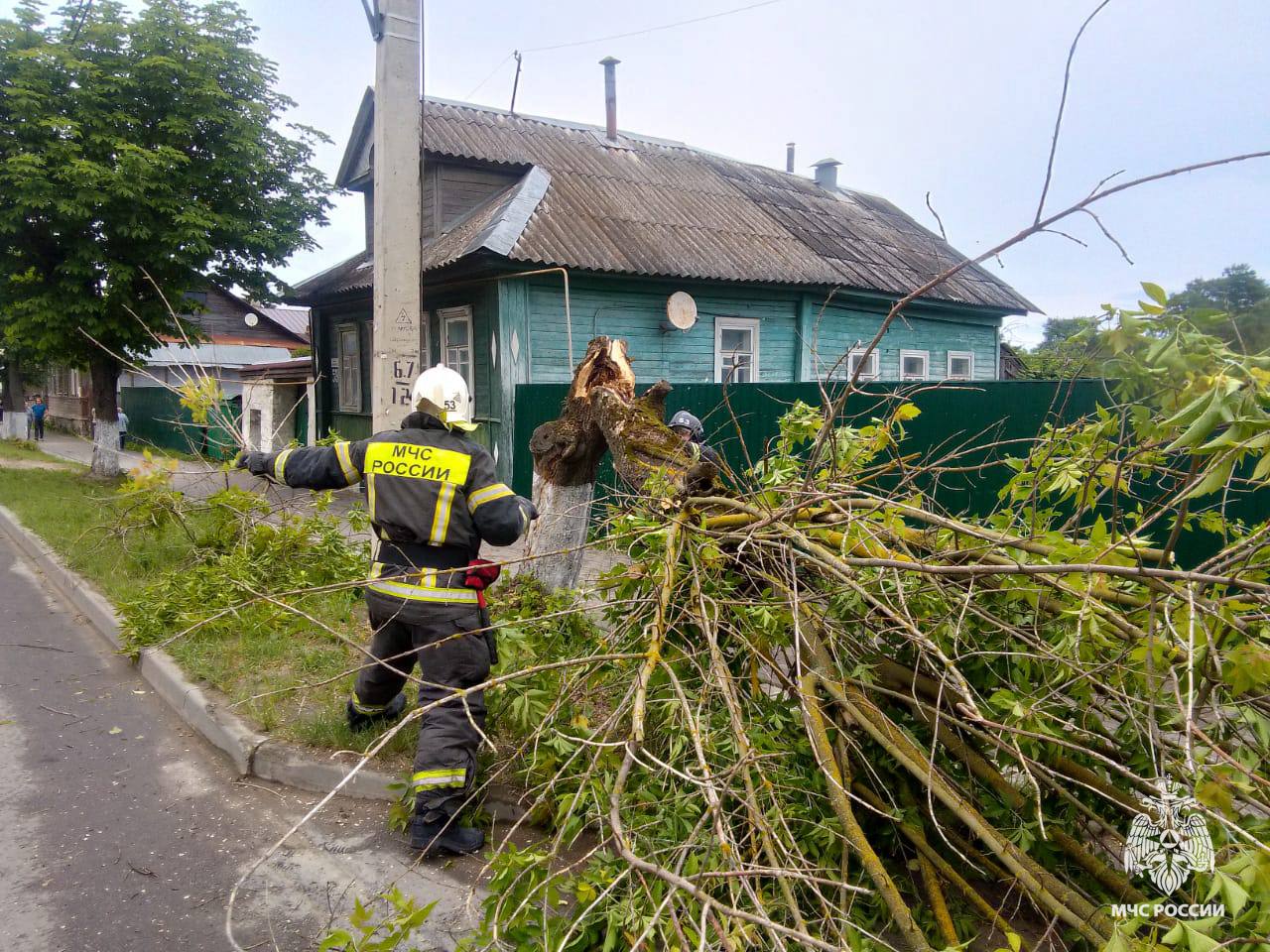 Огнеборцы ликвидировали последствия непогоды Сегодня сотрудники ПСЧ 5 3 оказали помощь населению на улице Ленина в Старице. Из-за сильного ветра дерево упало на проезжую часть и препятствовало выезду. Сотрудники ведомства оперативно распилили дерево и убрали последствия стихии. МЧС Тверской области напоминает: при сильном ветре и оповещениях о неблагоприятных гидрометеорологических явлениях не оставляйте транспорт и не ходите рядом с заборами, деревьями и рекламными щитами.