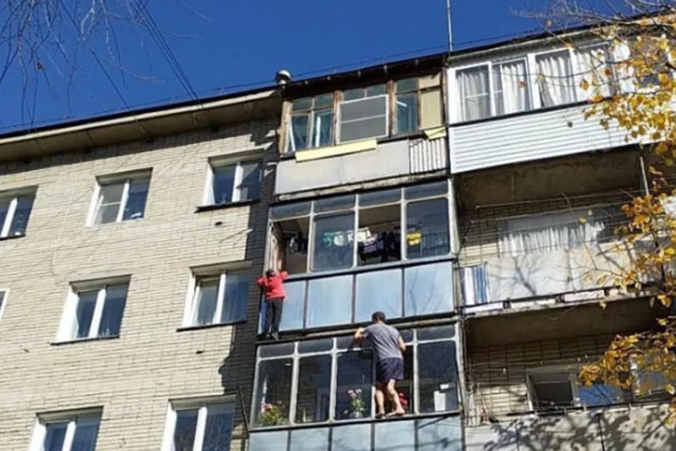 Житель Бердска спас школьника повисшего на балконе 4 этажа Соседи заметили что на балконе четвертого этажа на руках повис мальчик На помощь мальчику пришел 38 летний Максим Баронов Мужчина приехал с работы на обед Когда ему рассказали о беде он босиком побежал спасать ребенка Подробнее ПРОИСШЕСТВИЯ Подписаться на канал VN ru Прислать свою новость в редакцию