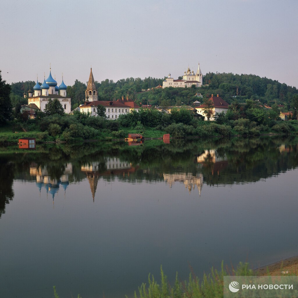 Золотое кольцо России значительно увеличится В знаменитый туристический маршрут добавят 49 новых городов и сел Александров Гороховец Юрьев Польский Мышкин Рыбинск Тутаев Кинешму Галич Абрамцево Гжель и другие Это позволит им активнее использовать меры поддержки в рамках нацпроекта Туризм и гостеприимство отметил вице премьер Чернышенко Подписаться на РИА Новости