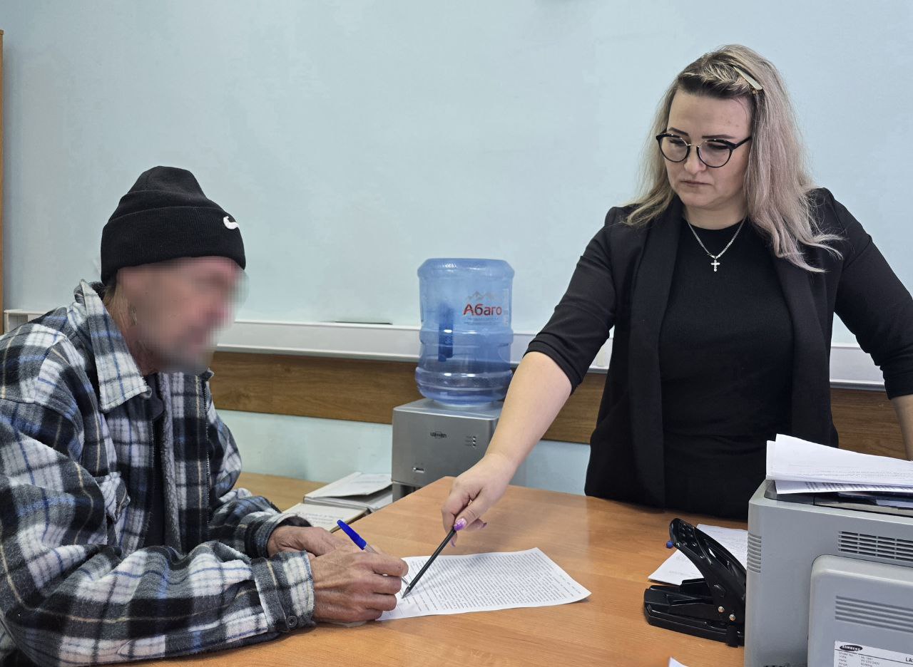 Проник в дом, украл телефон и пытался унести ламповый телевизор   В полицию обратилась 69-летняя местная жительница и сообщила, что кто-то проник в её дом, украл телефон и пытался вынести телевизор.  Оперуполномоченные провели розыскные мероприятия и вышли на след подозреваемого. Им оказался 65-летний каневчанин.  Установлено, что мужчина, находясь на лечении в каневской ЦРБ, решил подзаработать преступным путём. В обеденный перерыв он взял отвёртку, которая была при нём, и направился в жилой сектор за железнодорожный переезд. Выбрав дом, он открыл незапертую калитку, с помощью отвёртки отжал оконную раму, проник в помещение, откуда похитил мобильный телефон и вынес ламповый телевизор. Однако, услышав посторонние звуки, подозреваемый оставил телевизор во дворе и вернулся в больницу. Телефон мужчина включить не смог, поэтому выбросил его в мусорный бак.   Следственным отделом ОМВД России по Каневскому району в отношении подозреваемого возбуждено уголовное дело по признакам состава преступления, предусмотренного, ч.3 ст.30, ч.3 ст. 158 УК РФ «Кража». Мужчине грозит лишение свободы на срок до шести лет.   Отдел МВД России по Каневскому району