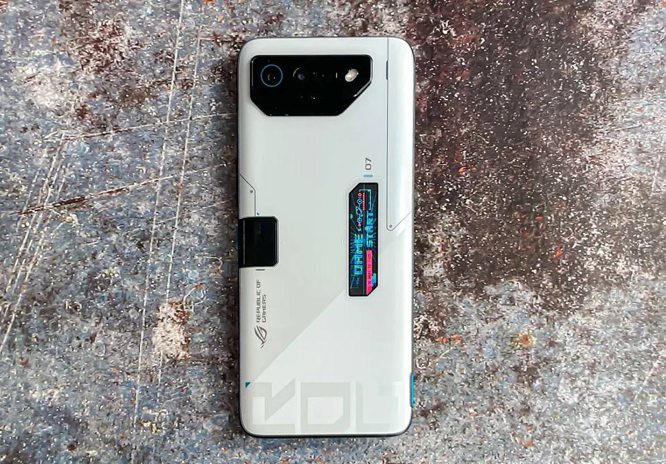 Смартфоны ASUS всё Компания ликвидирует мобильное подразделение и ставит всё на ИИ Формально речь идёт не о полном закрытии направления но конкретных планов по новым моделям сейчас нет В ближайший год это подразделение не будет работать возможно позднее тоже На это повлияло несколько факторов Во первых геймерские смартфоны ROG не пользовались большой популярностью Во вторых возник резкий кризис на рынке памяти Роги и так стоили не маленьких денег а из за бума ИИ цена будет ещё выше   www iphones ru 1355455 новости iphonesru