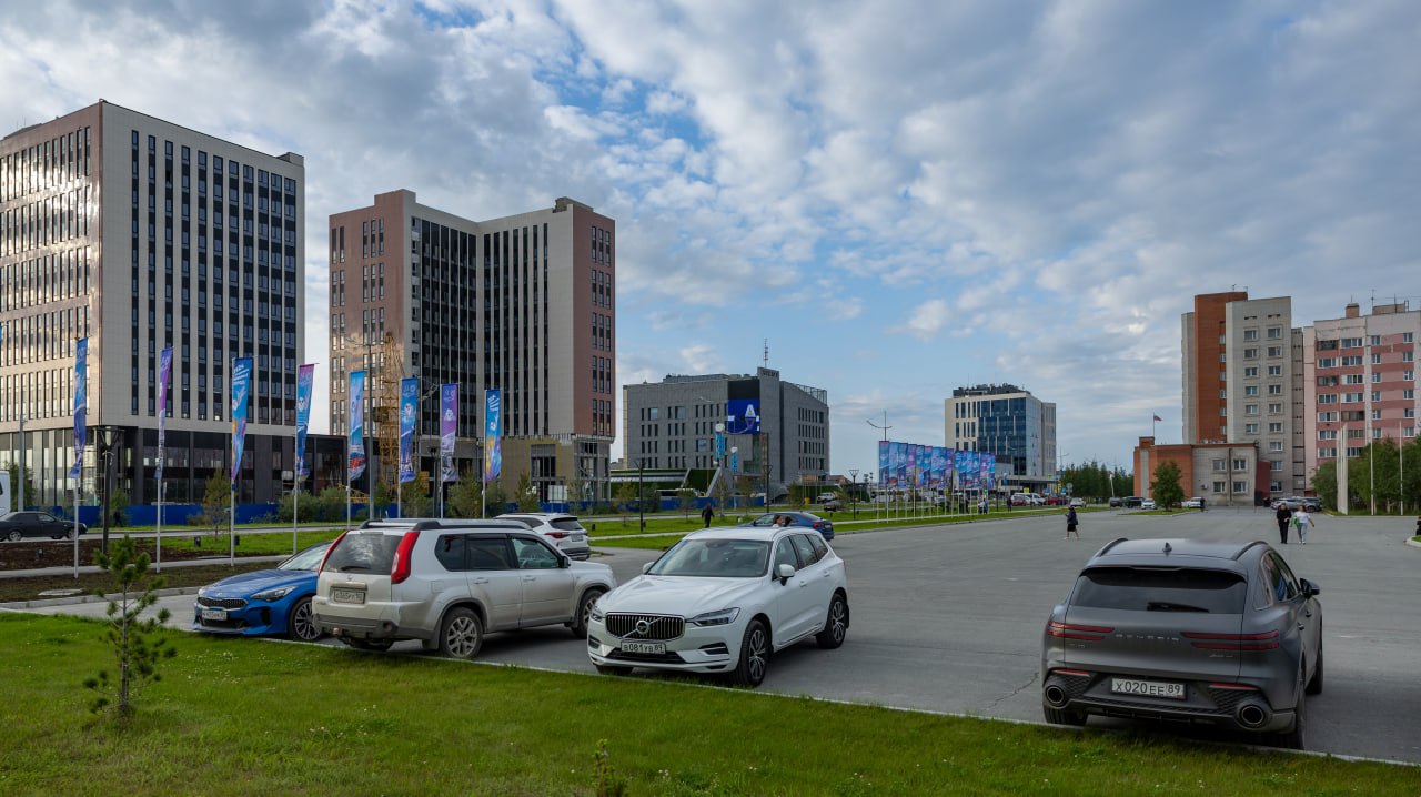 Арктике — приоритет: Путин потребовал ускорить развитие опорных городов Севера На заседании Совета по стратегическому развитию и национальным проектам президент России Владимир Путин заявил о необходимости утвердить в ближайшее время долгосрочные планы развития 16 опорных городов Арктики. Особого внимания требует вопрос финансирования. Глава государства поддержал предложение Минфина о выделении специального лимита на реализацию мастер-планов арктических и дальневосточных городов. В течение ближайших шести лет объем такого финансирования предполагается на уровне не менее 5% от общих расходов соответствующих госпрограмм. Путин подчеркнул, что речь не про дополнительные затраты, а про корректировки действующих программ с акцентом на развитие стратегической территории. «Ямал-Медиа» Поддержать нас бустом