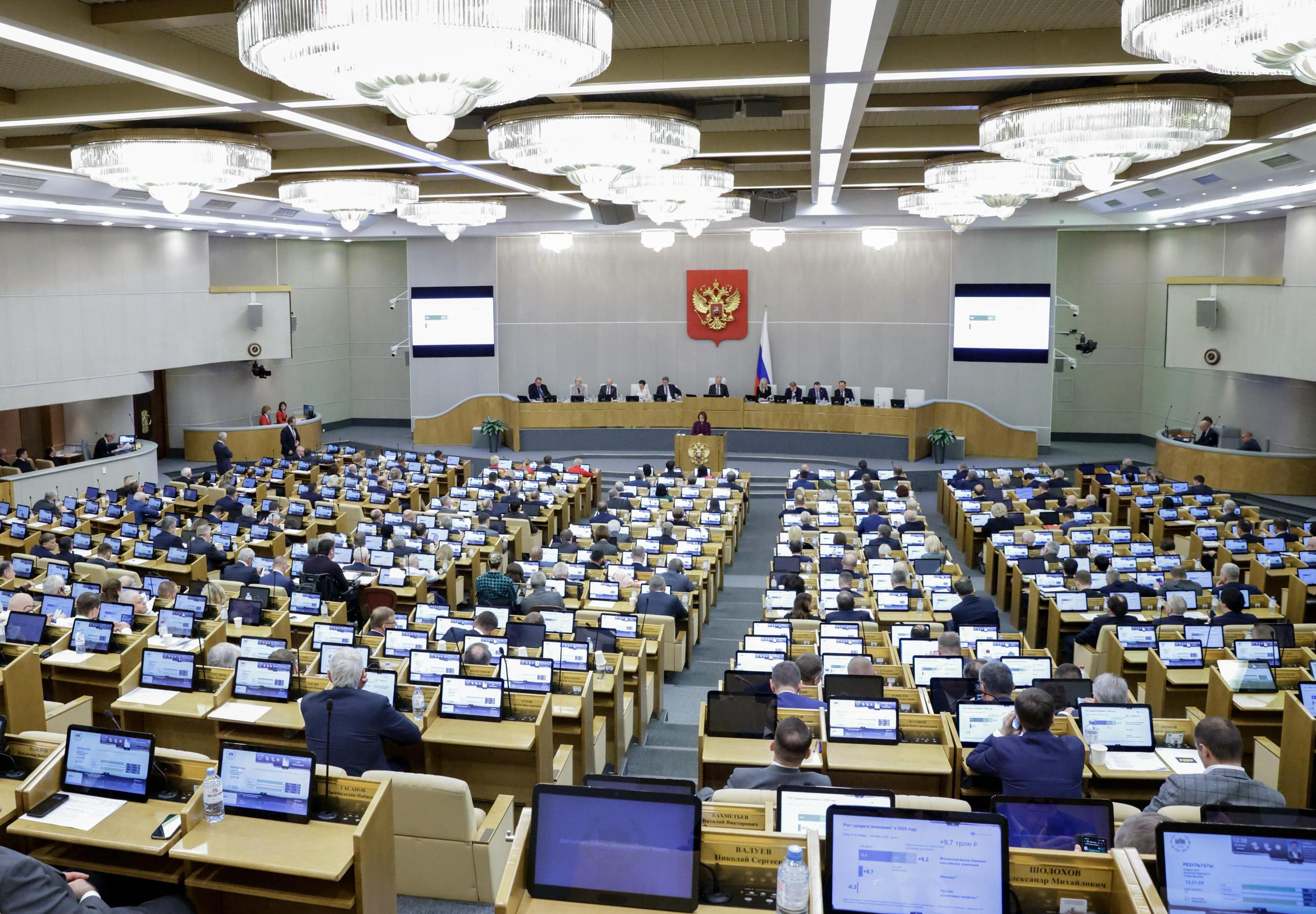 Все бюджетные места в ординатуре станут целевыми Госдума приняла во втором чтении законопроект который меняет правила подготовки будущих узких специалистов Что такое ординатура Это следующий этап после вуза где молодой врач получает узкую специализацию например кардиолога офтальмолога или онколога Обучение длится около двух лет и проходит в клиниках под руководством опытных специалистов Главные изменения Все места в ординатуре станут целевыми с обязательством отработать по распределению В вузах целевыми останутся 70 мест остальные 30 сохранят статус обычных бюджетных Вводится система наставничества для выпускников вузов и колледжей впервые прошедших аккредитацию специалиста Минздрав России будет утверждать перечень специальностей для которых наставничество обязательно а также определять его срок до 3 лет в зависимости от специальности и региона На период наставничества молодые специалисты будут работать в медорганизациях системы ОМС или при целевом обучении в тех учреждениях с которыми заключен договор После завершения наставничества периодическая аккредитация специалиста Для выпускников медицинских колледжей целевиков вводится отдельный конкурс при поступлении При нарушении договора о целевом обучении придется возместить расходы на обучение и выплатить штраф в двойном размере В Минздраве уточняют выпускник сам выбирает регион и медицинскую организацию где будет работать никаких ограничений не вводится Целью принятия закона является обеспечение качественной медицинской помощи Люди должны иметь возможность ее получать Страна у нас большая Во многих центральных районных больницах особенно сельских не хватает врачей и среднего медицинского персонал подчеркнул в ходе обсуждения Председатель Государственной Думы Вячеслав Володин ЗдоровоеБудущее zaitsev24