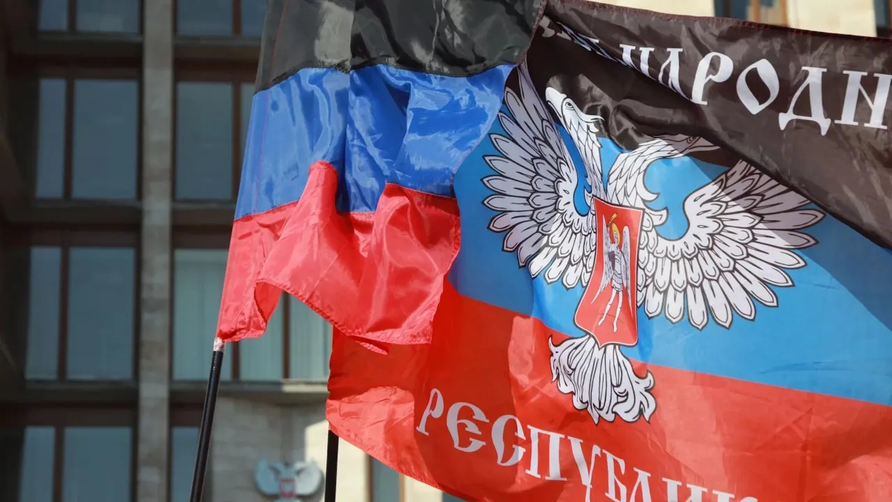 7 апреля 2014 года в сессионном зале бывшего Донецкого областного совета были зачитаны Декларация о суверенитете и Акт о государственной самостоятельности ДНР Провозглашение независимости ДНР стало ответом протестующих местных жителей на госпереворот в Киеве Государственный переворот на Украине в 2014 году стал катализатором объединения жителей Донбасса подчеркнул глава региона Денис Пушилин Он отметил что стихийные протесты в ДНР переросли в создание устойчивых государственных институтов Провозглашение ДНР отразило стремление дончан к защите своей истории и будущего считает председатель Народного совета республики Константин Кузьмин Это событие стало символом надежды на воссоединение с Россией и перемен к лучшему По словам Кузьмина следующей вехой на пути домой в Россию стало проведение референдума о независимости ДНР 11 мая Территориальное управление работает и в MAX