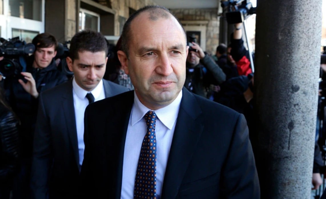 Президент Болгарии Румен Радев уходит в отставку сообщает агентство Reuters 10 декабря 2025 года премьер министр Болгарии Росен Желязков объявил об отставке не дожидаясь запланированного на этот день голосования парламента по вотуму недоверия правительству Процедуру инициировали депутаты оппозиционных партий Продолжаем перемены демократическая Болгария и МЕЧ причем в шестой раз с момента формирования правительства состоявшегося в январе Отставка кабинета последовала на фоне массовых антиправительственных протестов которые продолжаются с ноября Анонсируя свой уход в экстренном обращении Желязков отметил что гражданскую энергию нужно поддерживать и поощрять Фото Belish Shutterstock РБК в Telegram и MAX