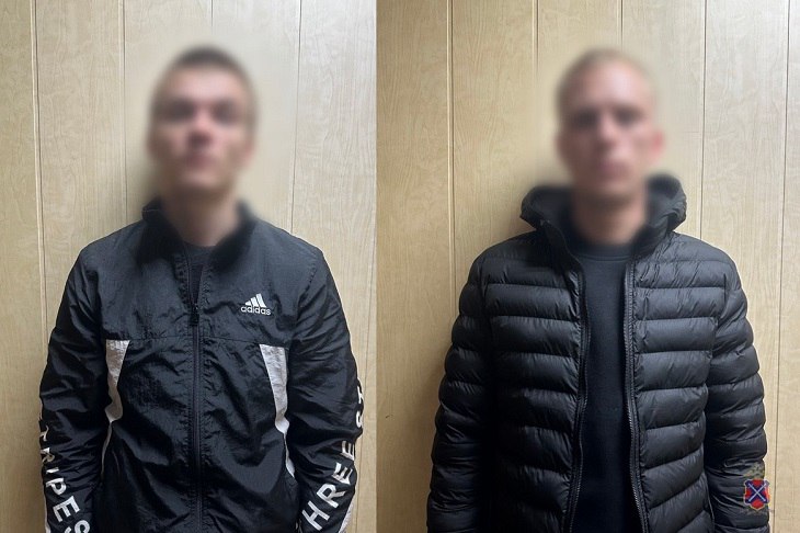 Полицейские задержали в Волгограде двоих ранее судимых местных жителей которые избили и ограбили прохожего за отказ прикурить Об этом V102 RU сообщили в ГУ МВД России по региону Происшествие случилось ночью на улице в Красноармейском районе Волгограда Пострадавший обратился в полицию С его слов к нему подошли неизвестные мужчины и попросили сигареты Отказ их разозлил что привело к конфликту Рецидивисты избили прохожего и отобрали у него мобильный телефон Сотрудники полиции установили подозреваемых в разбойном нападении Ими оказались двое местных жителей 23 и 29 лет Оба ранее уже имели проблемы с законом В ходе личного досмотра у них был изъят украденный телефон Мы в МАХ max ru v102ru Подписывайтесь