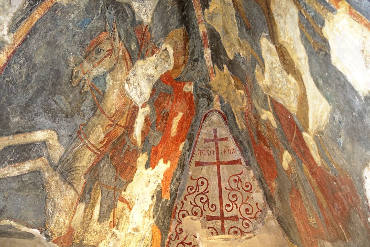 Нузальская часовня временно закрыта для посетителей. "Нузальская часовня - уникальный объект культурного наследия. Это позднесредневековый погребальный храм, стены которого покрыты фресковой живописью, которая, к сожалению, сохранилась до наших дней со значительными утратами. Частые посещения туристов, постоянные сквозняки негативно влияют на ее состояние. Нами было принято решение временно закрыть памятник для посещения. Отмечу также, что работы по консервации Нузальской часовни планируется провести специалистами в ближайшие несколько месяцев" - рассказал председатель Комитета по охране и использованию объектов культурного наследия РСО-Алания Ацамаз Галуев.