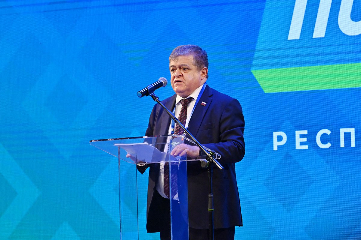 Врио главы Коми Ростислав Гольдштейн решил забрать сенатора у еврейской автономии Врио главы республики намерен сделать своим представителем в Совете Федерации нынешнего сенатора от Еврейского автономного округа Владимира Джабарова, пишет РБК со ссылкой на собственные источники. Политики почти десять лет вместе работали в округе.