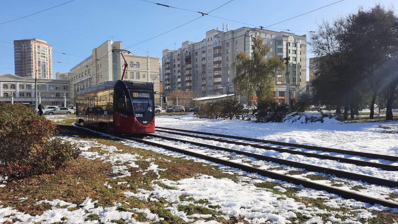 Два новых трамвайных вагона проходят испытания в Новосибирске Модернизация трамвайных вагонов осуществляется в Новосибирске на совместном предприятии БКМ Сибирь На поставку кузовов из Беларуси мэрии была предоставлена субсидия из бюджета области в размере 225 млн рублей в рамках государственной программы по обновлению общественного транспорта региона Всего в 2025 году запланирована модернизация 9 новых вагонов Один модернизированный трамвай уже вышел на маршрут 13 в октябре два новых вагона проходят тестовую обкатку в условиях городской среды перед запуском Оставшиеся шесть вагонов после сборки и обкатки распределят на маршруты 13 14 и 11 Новые вагоны отличаются современным дизайном низким полом увеличенным количеством входных дверей и усовершенствованной системой управления Обновление трамвайного парка ключевой шаг в развитии экологичного и удобного общественного транспорта Новосибирской области Фото пресс центр мэрии