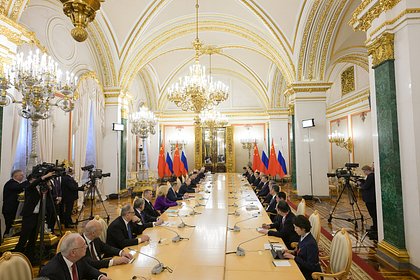 В Кремле ответили на вопрос о разговоре Путина и Си Цзиньпина об Украине Президент России Владимир Путин и председатель Китайской Народной Республики КНР Си Цзиньпин еще не обсуждали тему Украины. Об этом заявил пресс-секретарь российского лидера Дмитрий Песков, передает ТАСС. «Нет, сейчас нет, обсуждения этой темы не было», — рассказал официальный представитель Кремля. Ранее сообщалось, что официальные переговоры Путина и Си Цзиньпина завершились. Разговор политиков, проходивший в расширенном составе с участием делегаций, продолжался 3,5 часа. После официальных переговоров представители Москвы и Пекина должны подписать ряд документов о сотрудничестве. За этим последует неформальная часть: официальный завтрак и беседа Путина и Си Цзиньпина за чаем, во время которой главы государств с глазу на глаз обсудят более чувствительные темы.