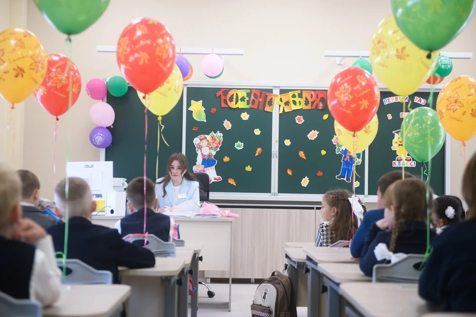В Челябинске 75% школ готовы к учебному году В Челябинске в пятницу 15 августа завершится приемка образовательных учреждений перед новым учебным годом. Работа идет по графику, готовность к 1 сентября уже подтвердили 75% школ. Об этом на совещании в мэрии сообщил замглавы города по социальному развитию Сергей Авдеев. Мэр Алексей Лошкин поручил заместителю держать на контроле подготовку детсадов и школ к 1 сентября, и особенно обратить внимание на лицензирование новых образовательных учреждений.