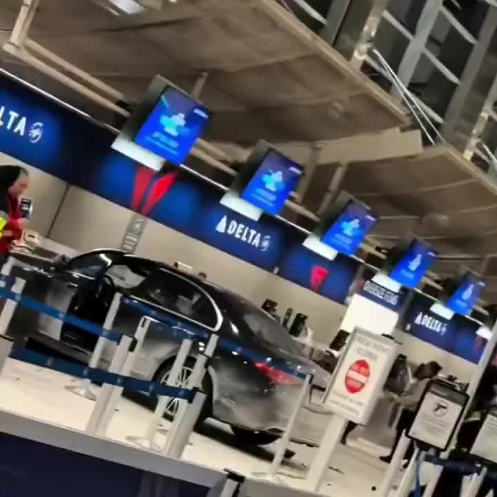 Авария в аэропорту Детройта: шесть раненых при столкновении автомобиля