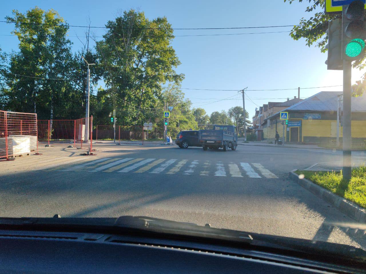 Минувшим днем четверга, по улице Ленина, на пересечении с улицей Постышева, произошло #ДТП. Легковой автомобиль столкнулся с грузовиком. Ни кто не пострадал. Будьте внимательны и аккуратны за рулем на дорогах города.