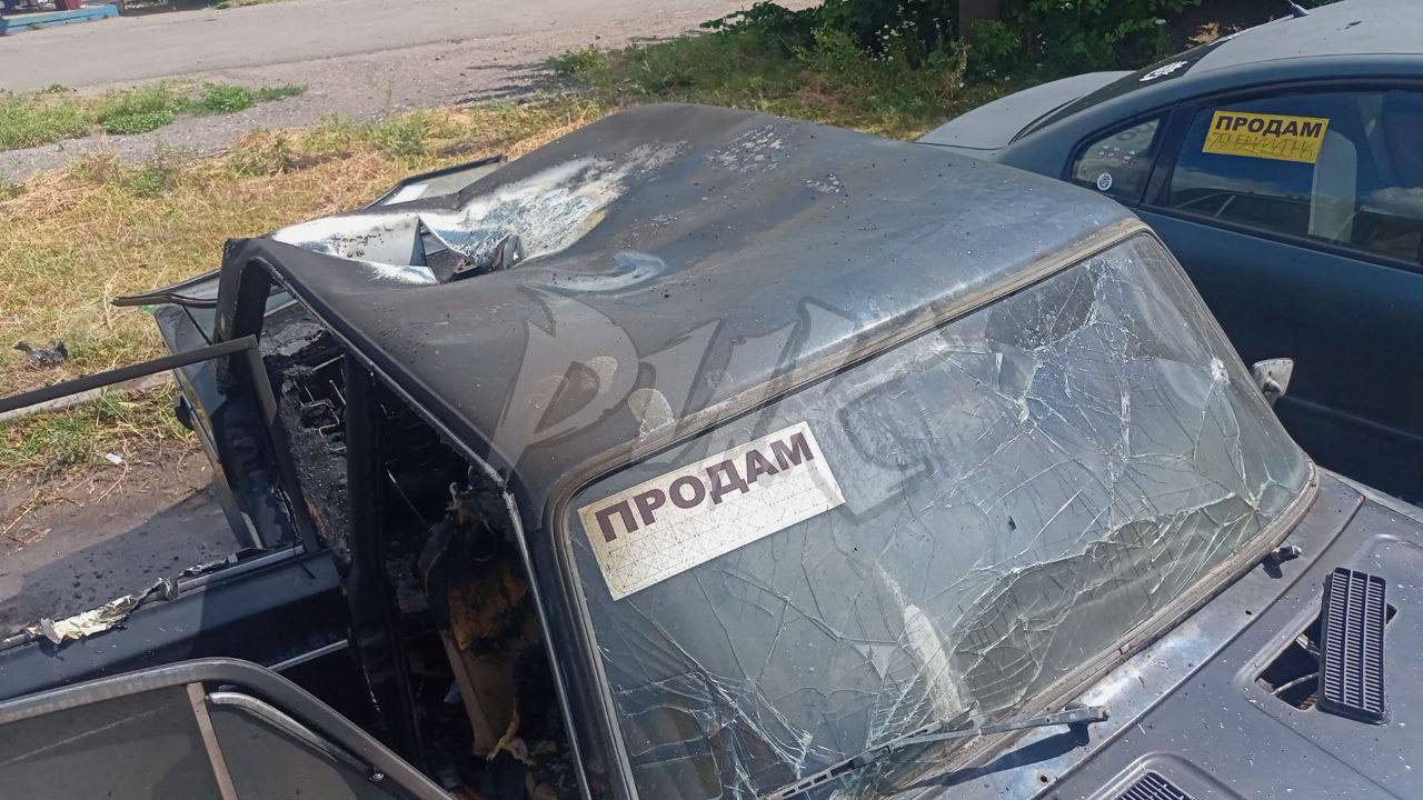 Украинский беспилотник нанес удар по автозаправке в Горловке  В Горловке украинский беспилотник атаковал автозаправочную станцию. По информации от главы городского округа Ивана Приходько, беспилотный летательный аппарат ВСУ нанес удар по АЗС, расположенной в Калининском районе города.  В своем телеграм-канале мэр разместил фото, на которых видны поврежденные автомобили.