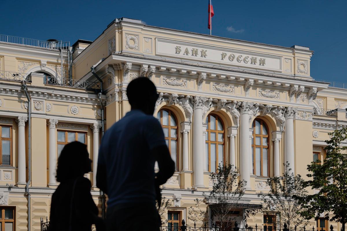 ЦБ обязал биржи маркировать акции эмитентов с недобросовестным раскрытием Акции и облигации эмитентов которые ограничивают раскрытие информации о своей деятельности сверх разрешенного правительством должны будут маркироваться биржами следует из сообщения ЦБ Кредитные рейтинговые агентства в свою очередь должны будут присваивать таким эмитентам некредитные и кредитные рейтинги Соответствующее указание регулятора зарегистрировано Минюстом По мнению регулятора это позволит инвесторам восполнить дефицит информации за счет отчетов и заключений рейтинговых агентств Такая отметка предназначена для институциональных и розничных инвесторов и говорит о том что из за недостатка информации невозможно осуществлять мониторинг деятельности компании а также оценить ее финансовое положение объяснили принцип действия маркировки в ЦБ У эмитента есть выход избежать маркировки получить не менее двух рейтингов от аккредитованных рейтинговых агентств для облигаций кредитные рейтинги для акций некредитные звездные рейтинги акций Что это значит для инвесторов потенциально рискованные бумаги будут визуально выделены дополнительный инструмент оценки Наличие отсутствие рейтингов и маркировки может стать фильтром при принятии решений защита от информационного вакуума ЦБ стимулирует компании к большей открытости либо к независимой оценке их со стороны профессионалов в перспективе повышение качества корпоративного управления и снижение асимметрии информации на рынке Подробнее о новом указании ЦБ и почему возникла в нем необходимость www rbc ru quote news 697b873b9a794719207eef34 Фото Михаил Гребенщиков РБК Подписаться на канал Мы в MAX