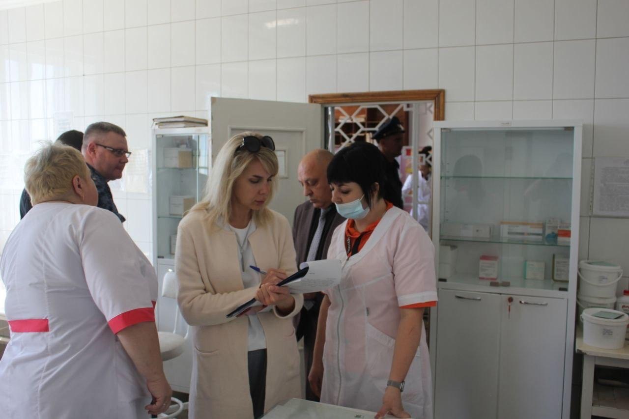 Члены ОНК Саратовской области Евгений Лештаев и Оганнес Бадалян совместно с представителем аппарата Уполномоченного по правам человека в Саратовской области и органов прокуратуры посетили ФКУ ИК-4 УФСИН России по Саратовской области и ФКУ ИК-17 УФСИН России по Саратовской области. В исправительной колонии № 4 члены инспекционной группы осмотрели отряд, где проживают люди с ограниченными возможностями здоровья и инвалиды; производственную зону; столовую; медицинскую часть, а также проверили условия содержания осужденных в ШИЗО и помещениях камерного типа. В учреждении было организовано проведение личного приема осужденных, на который обратились 7 человек. Всем обратившимся даны исчерпывающие разъяснения. В рамках посещения исправительной колонии № 17 членами комиссии также проверены условия содержания осужденных, организация оказания им медицинской помощи, питания и социально-бытовое обеспечение.