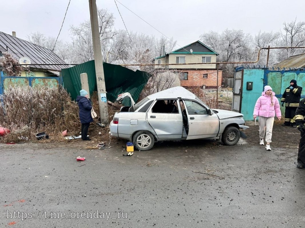 Orenday Оренбург Смертельное ДТП в Орске начинающий водитель врезался в элетроопору 18 Трагедия произошла сегодня 3 декабря около 11 часов на улице Кирпичной В полицию Орска поступило сообщение что в частном секторе на улице Кирпичной произошла авария Водитель не подает признаков жизни