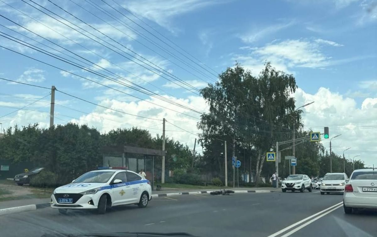 На Болховском шоссе сбили курьера     Вчера, 31 мая, на Болховском шоссе водитель легкового автомобиля сбил электровелосипедиста. Как сообщил «Орловским новостям» очевидец произошедшего, пострадавший работал курьером.  ↗  Прислать новость   Подписаться