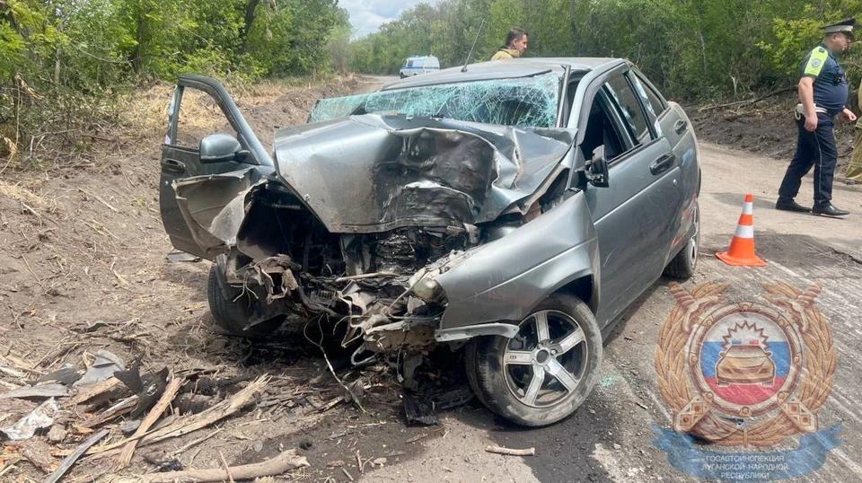 В Луганске полиция выясняет обстоятельства смертельного ДТП    1 июля 2025 года около 12:20 на улице Южная в Луганске произошло ДТП, сообщили в МВД ЛНР. 34-летний водитель автомобиля «Лада Приора», двигаясь от улицы Газопроводная к улице Ялтинская, не выбрал безопасную скорость и, не учтя дорожные условия, врезался в дерево.  В результате аварии водитель погиб на месте, а 35-летний пассажир получил тяжёлые травмы и был госпитализирован. Полиция проводит проверку обстоятельств происшествия.  Госавтоинспекция призывает водителей строго соблюдать правила дорожного движения и избегать опасных манёвров, которые могут привести к трагедиям.