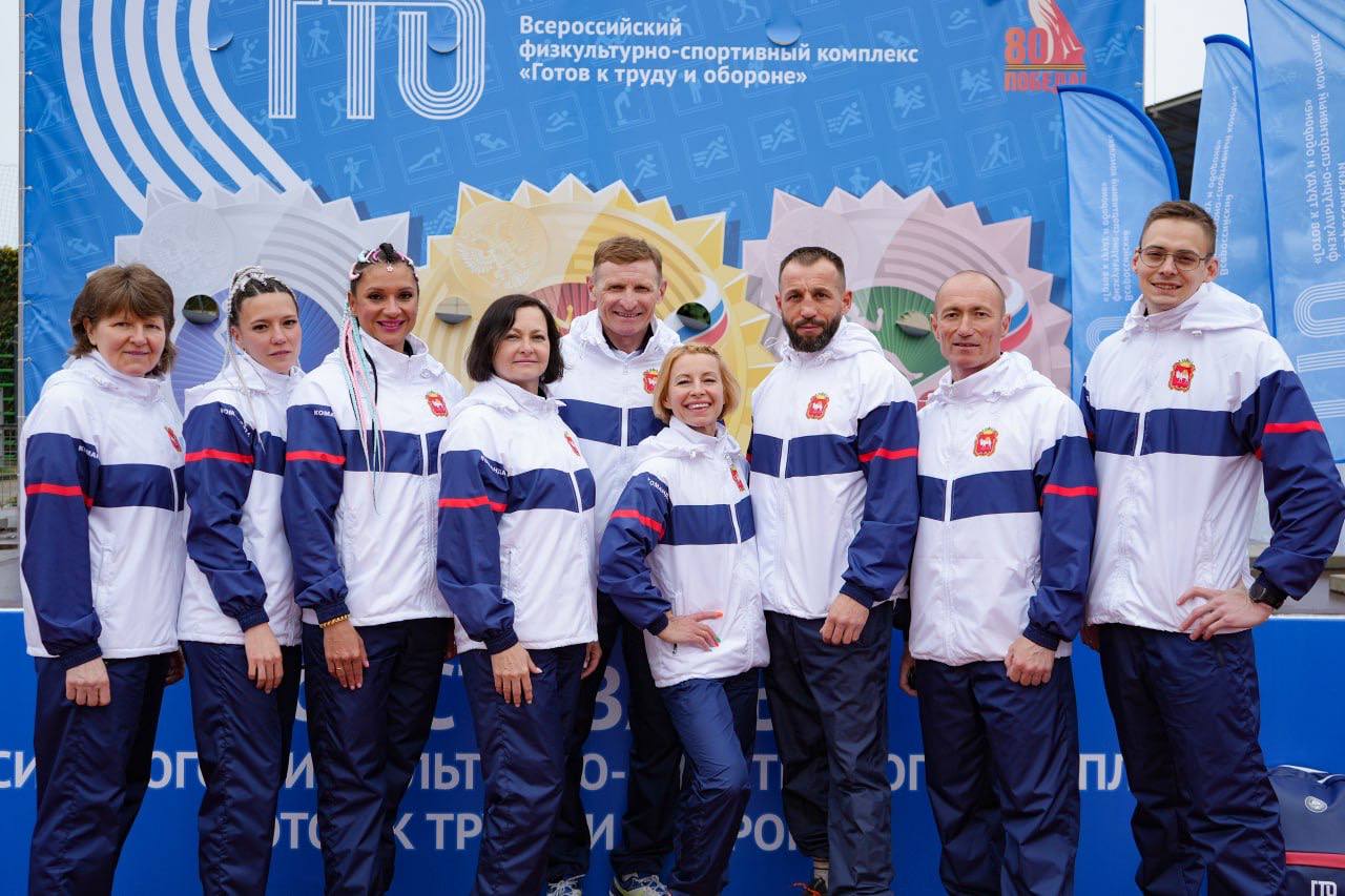Команда ММК финишировала в тройке призеров на Всероссийском фестивале ГТО В Сочи завершился Всероссийский фестиваль ГТО среди трудовых коллективов, собравший 50 команд с разных уголков страны. Челябинскую область на соревнованиях успешно представили сотрудники ПАО «ММК». В программу Фестиваля вошли нормативы комплекса «Готов к труду и обороне», а именно бег, стрельба, силовые упражнения, испытания на гибкость и выносливость. Кроме того, в последний день соревнований состоялась эстафета ГТО. Южноуральцы не очень удачно начали состязания, после первых двух дней они занимали 8-е место, после беговых дисциплин переместились на 4-ю позицию. А вчера, 29 апреля, успешно выступили в эстафете ГТО, заняв первое место. Именно это позволило команде ПАО «ММК» финишировать в тройке призеров в общем зачете Фестиваля. Отметим, что большой вклад в общий успех внесли Алена Гайдук 9 ступень комплекса ГТО , Алла Масина 9 ступень , Наталья Новикова 14-я ступень . Принесли команде зачетные очки и хорошо влились в коллектив Андрей Иванов и Марк Зинченко.