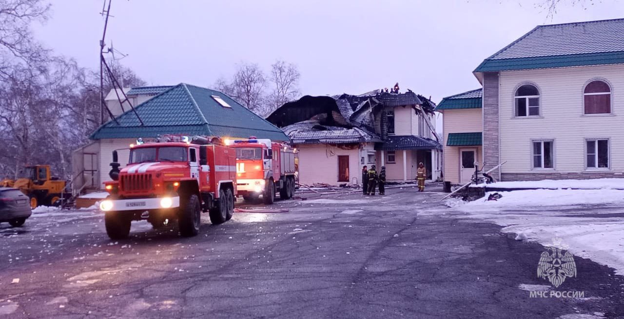 В МЧС назвали предварительную причину пожара в усадьбе под Петропавловском В селе Паратунка продолжают выяснять обстоятельства крупного пожара в двухэтажном доме Специалисты считают что к возгоранию могла привести неисправная электропроводка Нажмите для подробностей   kam24 ru news main 20251101 122285 html utm source telegram utm medium messenger