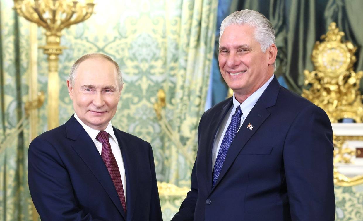 Президент Кубы Мигель Диас-Канель, прилетевший в Москву на празднование 80-летия Победы, вернется в Гавану не с пустыми руками Россия готова инвестировать $1 млрд в экономику Кубы до 2030 года, - пообещал вице-премьер РФ Дмитрий Чернышенко после того, как Диас-Канель завершил переговоры с Путиным в Кремле. По словам Чернышенко, инвестиции состоятся в рамках плана российско-кубинского сотрудничества. Последние крупные инвестиции в Кубу Россия осуществила в 2015 году, выдав кредит на 1,2 млрд евро, Куба два года назад должна была начать гасить кредит и полностью выплатить его к 2028 году, но денег у правительства не оказалось. Гуд Афтенун Новости