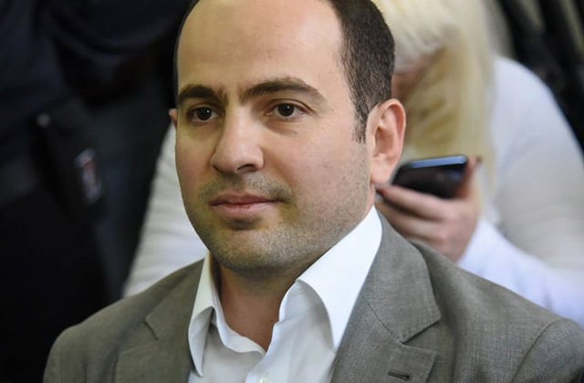 Седрак Кочарян сын второго президента Армении подал иск к Генпрокуратуре и суду общей юрисдикции Еревана за нарушение презумпции невиновности сообщает Hetq am со ссылкой на адвоката Айка Алумяна Он требует признать нарушение и взыскать 2 млн драмов компенсации Основанием для иска стало интервью прокурора курирующего дело Кочаряна где тот прямо обвинял его в преступлениях до вынесения приговора Обвинение утверждает что Кочарян будучи соучредителем ОАО ЛЛ Бимбо помогал третьему президенту Армении Сержу Саргсяну и связанным с ним лицам участвовать в запрещённой предпринимательской деятельности и получать взятки в особо крупных размерах Документы поступили в суд 3 октября 2025 года дело ведёт судья Ерем Есоян Решение о принятии иска ещё не вынесено Подписаться на нас
