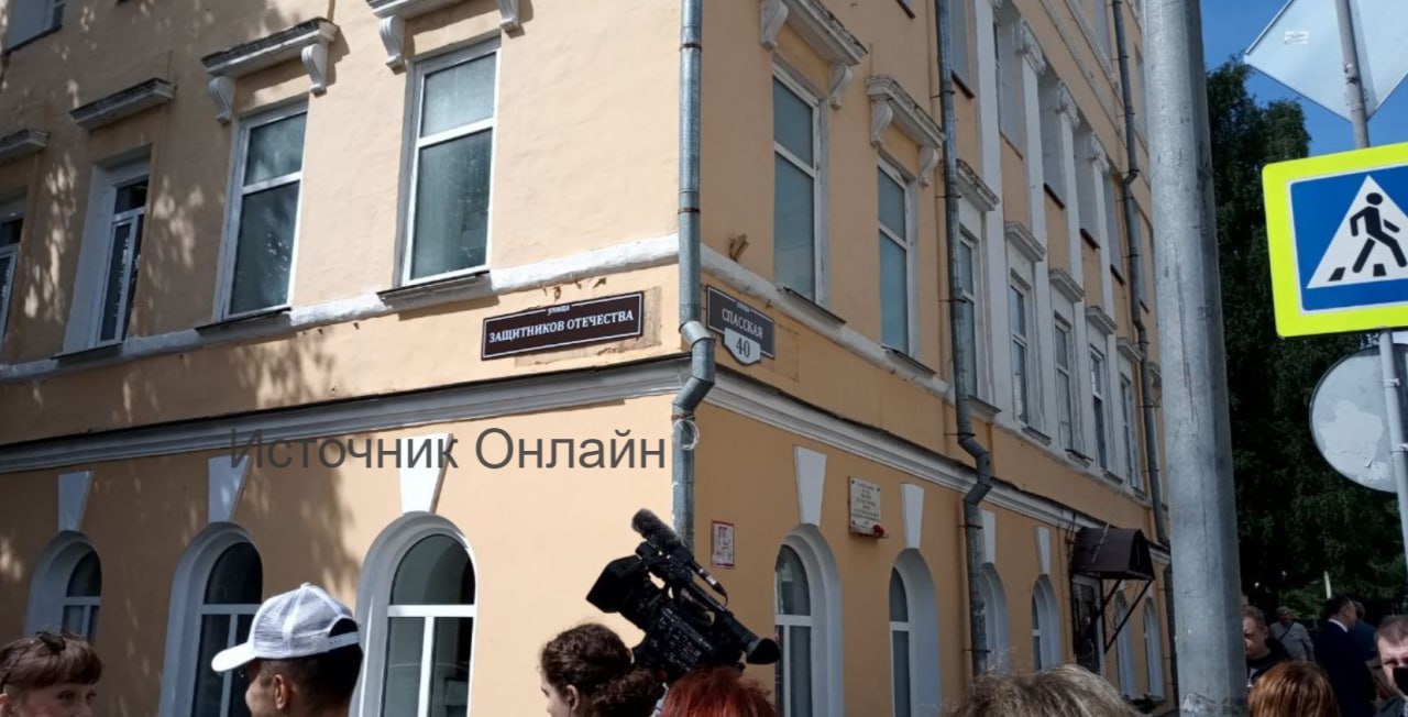 В Кирове начали менять таблички на переименованных улицах.