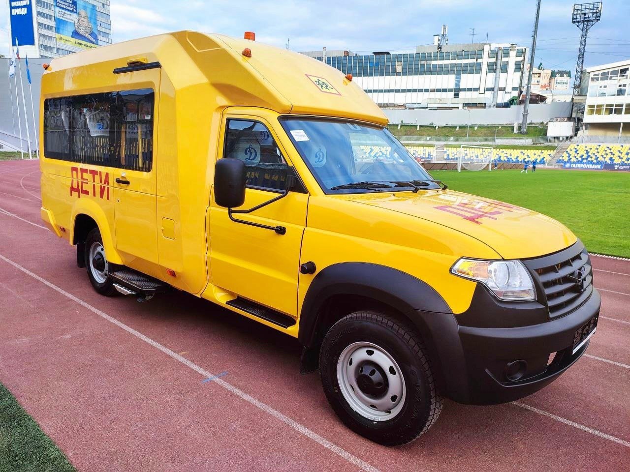 Регионы получат новые школьные автобусы за счет федерального бюджета Первый вице премьер Денис Мантуров поручил Минпромторгу совместно с Минпросвещения проработать закупку за счет средств федерального бюджета в 2026 году школьных автобусов отечественного производства а также их распределение по регионам России Ранее Президент России поручил ежегодно закупать за счет бюджета не менее 3 тыс новых школьных автобусов отечественного производства В первую очередь для малых городов и сельской местности В 2025 году Минпромторг России поставил в региональные школы около 3 1 тыс автобусов на сумму свыше 11 млрд рублей Техника была произведена на отечественных предприятиях АЗ НАЗ ПАЗ КАВЗ и УАЗ Подписаться на Правительство России в MAX