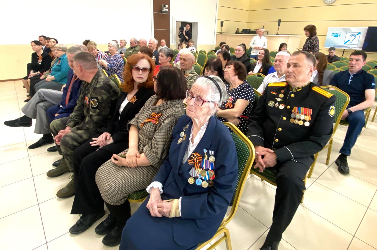 В канун 80-летия Победы провёл встречу с патриотическим активом Сахалинской области. По традиции она состоялась в областной научной библиотеке. За большой личный вклад в приближение победы в специальной военной операции вручил сахалинским общественникам из Южно-Сахалинска, Анивского, Томаринского, Корсаковского и Холмского районов грамоты и благодарности Комитета по обороне Госдумы. В их числе и наши «серебряные» добровольцы, которые занимаются изготовлением необходимых бойцам вещей, и представители волонтёрских объединений, таких как «Сахалин #Мы Вместе» или «ZaЧебурашим#Томари#65», предприниматели, активно помогающие фронту, а также педагоги, ветераны локальных войн, передающие боевой опыт военнослужащим. Конечно, обсудили проблемные вопросы – наши люди очень неравнодушные и всем сердцем переживают за бойцов, за уровень патриотического воспитания молодёжи. Но ни у кого нет сомнений, что мы обязательно победим – так же, как и в 1945 году!