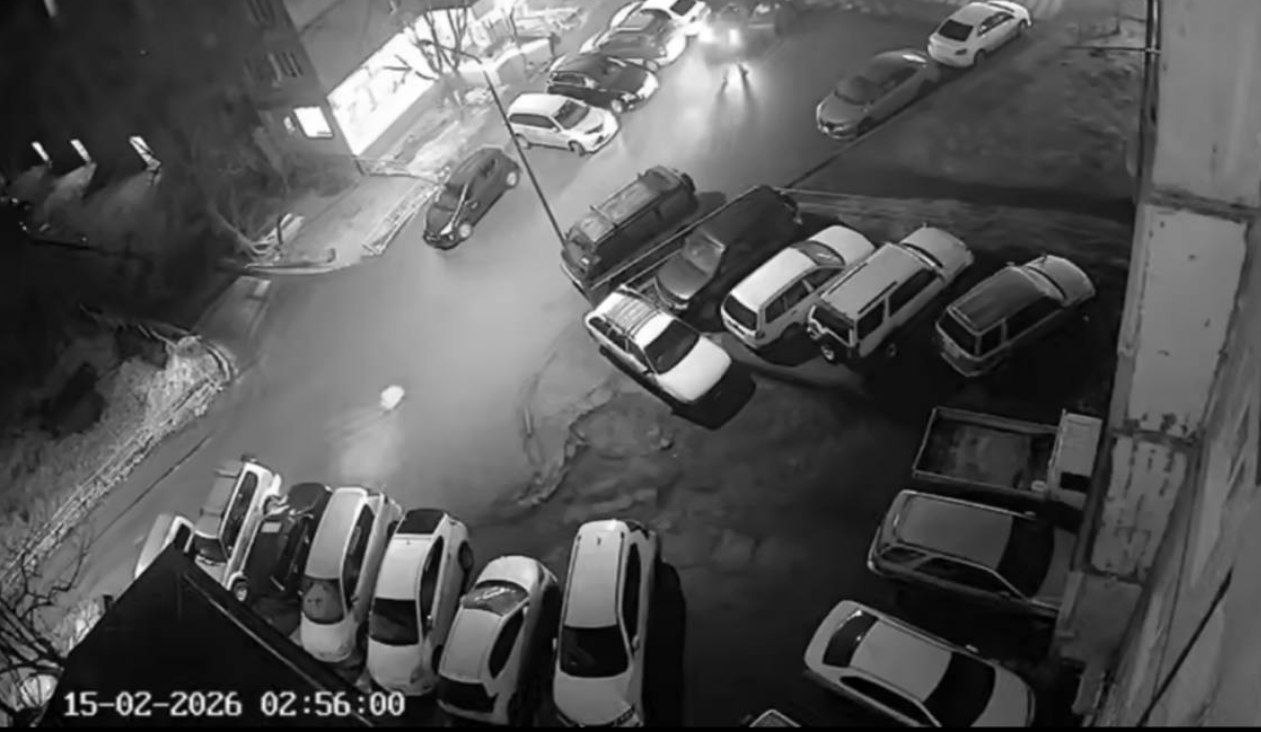 Во Владивостоке полиция задержала мужчину за хулиганство на улице Сахалинской В ходе мониторинга соцсетей полицейские обнаружили видео наезда автомобиля Toyota Aqua на двух человек Ранее в полицию обратился житель Владивостока с заявлением о том что неизвестный сбил пешеходов на придомовой территории протаранил припаркованное авто и скрылся Установлено что во время поездки между водителем и его знакомыми произошла драка Получив телесные повреждения мужчина сел за руль и пытаясь уехать совершил наезд на оппонентов Личность злоумышленника установлена им оказался 25 летний иностранный гражданин Мужчина задержан   Следственным комитетом возбуждено уголовное дело по части 1 статьи 213 УК РФ