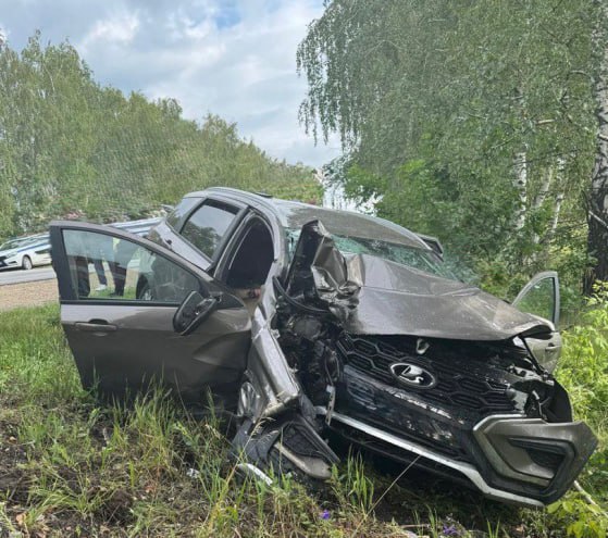 Человек погиб в искорёженной при ДТП машине в Каменском районе Авария произошла 25 июня на 146 км трассы Воронеж – Луганск. 59-летний водитель «Лады Весты» не справился с управлением и съехал с дороги. Легковушка врезалась в дерево. В аварии пострадал водитель, его госпитализировали. А пассажир авто скончался на месте. Большой воронежский. Подписаться