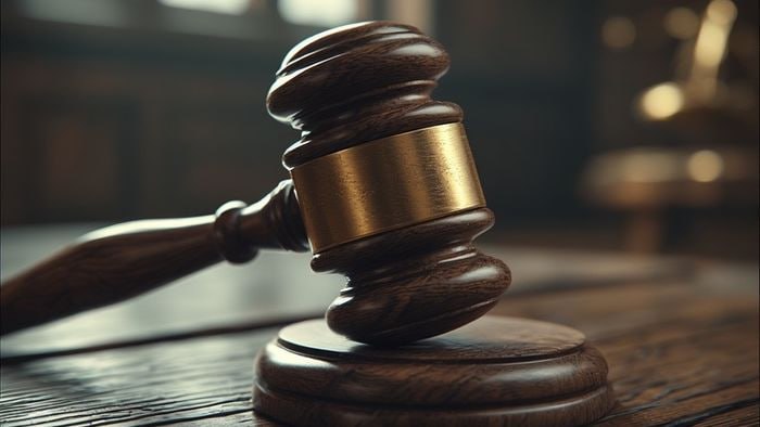В омских судах произошли массовые кадровые изменения Президент Российской Федерации Владимир Путин подписал указ о назначении нескольких судей в суды Омской области Соответствующий документ появился вчера 6 октября Судьями Омского областного суда стали Виктория Вашкевич и Александр Писарев Председателем Одесского районного суда назначена Мария Степанчикова заместителями председателей Омского и Советского районов соответственно Яна Реморенко и Алена Русинова Среди назначенных судей районных судов числятся Ольга Попова Кировский район Раиса Бочкарева Крутицкий район Сергей Ильиных Ленинский район Екатерина Митина Нижнеомский район Павел Бурчик Первомайский район Александрина Маркова Советский район Татьяна Доминикова Тюкалинск Наталья Васильева Шербакульский район Также судьей Тюкалинского городского суда назначена Татьяна Доминикова а судьей Арбитражного суда Омского области утверждена Мария Плетенкина
