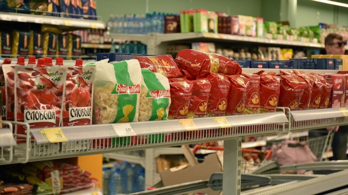В Омске рухнули цены на продукты В августе в Омской области зафиксировали уменьшение средних потребительских цен на 1 1 по сравнению с предыдущим месяцем Об этом сообщили сегодня 11 сентября в Омскстате Наиболее заметное изменение произошло в сегменте продуктов питания где цены упали в среднем на 1 3 Причиной стала существенная коррекция стоимости овощей и фруктов характерная для летних месяцев Одновременно с этим некоторые основные продукты подешевели макароны потеряли в цене 2 1 подсолнечное и оливковое масло подешевело на 1 5 и 1 2 соответственно творог на 1 1 а стоимость яиц упала на 0 9 Однако не обошлось и без удорожания отдельных позиций сливочное масло прибавило в цене 3 1 колбасные изделия подорожали на 2 9 кофе 2 7 молоко на 1 9 маргарин на 1 6 а стоимость хлеба и хлебобулочных изделий выросла на 1 4