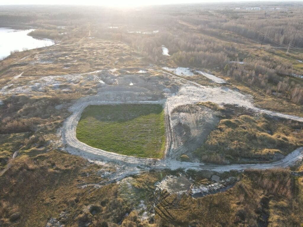 Шламохранилище в водоохраной зоне притока Оби в ХМАО запахло уголовным делом  После многомесячных требований экологов организовать детальную проверку рекультивации печально известного с 2000-х годов нелегального хранилища буровых и нефтяных отходов у водозабора Нижневартовска на Вахе позиция районной прокуратуры изменилась. Судя по всему, на это повлияло прямое обращение «зеленых» к главе окружного ведомства Евгению Ботвинкину.  Ранее в местной прокуратуре занимали индифферентную позицию, не желая копаться в отходах, которые подрядчик мэрии – «Сити-Билдинг» и его партнеры – не исключено, частично оставили в теле свалки, а частично закопали на прилегающей территории. Но теперь в ведомстве готовы поручить РПН отобрать пробы и даже реанимировали расследование, ранее приостановленное.   Наблюдатели рассчитывают в скором времени узнать, как были потрачены бюджетные деньги, а заодно проводят параллели с рекультивацией полигона ТКО в самом Нижневартовске, где после бравурных отчетов о «блестящей работе на благо экологии» возбуждены уголовные дела о мошенничестве и превышении полномочий, а СКР проводит задержания.  Подробнее на «Правде УрФО»