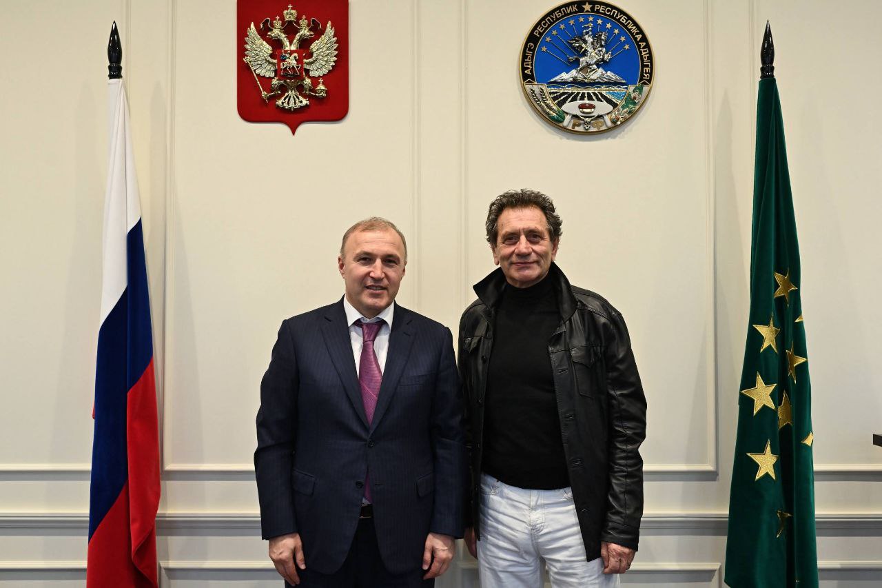 Известный театральный деятель народный артист России ректор Театрального института им Б Щукина Евгений Князев посетил Адыгею Евгений Владимирович представил майкопскому зрителю свой моноспектакль Пиковая дама посвященный памяти режиссера Петра Фоменко Также состоялась встреча Евгения Князева с главой Адыгеи Муратом Кумпиловым На ней народный артист отметил высокий уровень оснащенности республиканского театрального объединения и условия работы в Пушкинском народом доме в Майкопе Кроме того ведущие педагоги Щукинского института провели занятия для коллектива Театрального объединения Адыгеи и 24 молодых российских актеров в рамках проекта Театр Мастера Он охватит 10 городов России