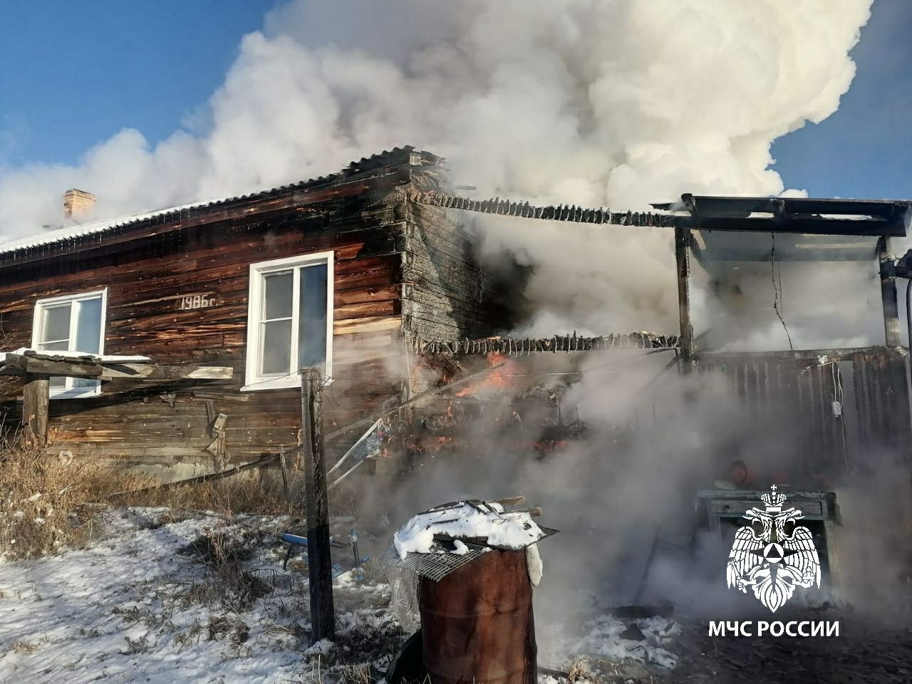 Погиб, спасая внучку    В Иркутской области произошла трагедия. В одном из домов поселка Уховский 15-летняя девочка, играя со спичками, оказалась в огненной ловушке. Соседи стали свидетелями того, как её 67-летний дедушка возвращаясь домой увидел пламя и, не раздумывая, бросился на помощь внучке. Он вытащил её из огня, однако, к большому сожалению, сам пострадал. Спасти его не удалось.   Пламя на 114 квадратах ликвидировали 7 огнеборцев и 3 единицы техники.   МЧС России напоминает:   не оставляй детей без присмотра;  расскажи ребенку правила пожарной безопасности;   знай, чем занимается твое чадо.