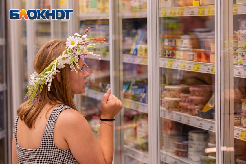 Выросли цены на продукты в январе 2025 года в Ростовской области   Рост цен составил 13,36%, что на 0,88% больше, чем в декабре 2024 года  12,48% .  Заметно ускорился рост цен на чай, кофе и какао  с 4,19 до 6,87% , сахар  с 6,16 до 7,94% , а также на молочные продукты  с 15,82 до 17,47% . Также подорожали мясо  с 6,04 до 7,46% , рыба  с 17,53 до 18,36% , масло и жир  с 29,16 до 29,86% , сыр  с 15,22 до 16,93% , хлебобулочные изделия  с 15,06 до 15,8% .  При этом в январе наблюдалось замедление роста цен на фрукты и овощи, включая картофель  с 28,95 до 24,12% .   Работа  Авто    Глэмпинг