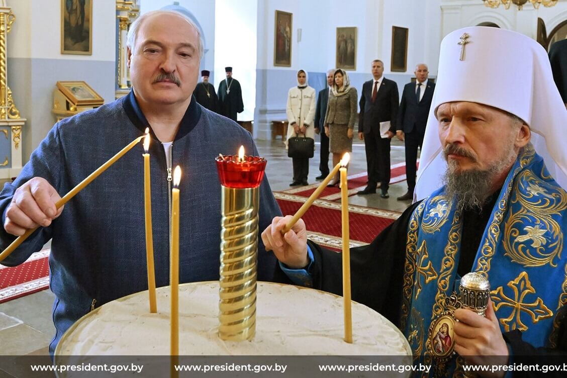 Лукашенко намерен совместно с церковью приобщать молодежь к традиционным ценностям и сельскому хозяйству Воспитание молодого поколения обсудил Александр Лукашенко с Митрополитом Минским и Заславским Патриаршим Экзархом всея Беларуси Вениамином Тупеко 19 сентября во время посещения Свято Успенского Жировичского монастыря в Слонимском районе Никого не нужно заставлять ходить в церковь Гнать никого не надо но условия надо в церкви создавать чтобы молодежь приходила в храмы цитирует Лукашенко его пресс служба  Он также рассказал что среди белорусской молодёжи набирает популярность монастыринг люди приезжают в монастырь чтобы оторваться от интернета телефона пожить потрудиться Подробности Без VPN пресс служба Лукашенко