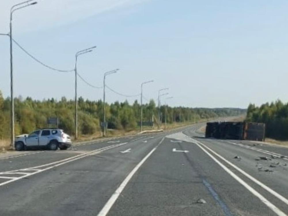 Водитель иномарки, разбившийся на М8 под Вельском, скончался в больнице  Прошлым утром мужчина выезжал на М8 с отворотки на Вельск. При повороте он не заметил приближающуюся фуру и продолжал движение.  От удара кроссовер «Renault» откинуло на обочину, а грузовик «Foton» опрокинулся на бок.   В результате дорожно-транспортного происшествия пострадали водитель легкового автомобиля и женщина-пассажир. Они были доставлены в лечебное учреждение, где мужчина скончался от полученных травм.  Фото пресс-службы УМВД