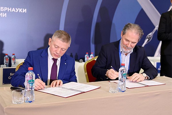 АльфаСтрахование и АЭРОНЕКСТ договорились о сотрудничестве в сфере страхования беспилотников АльфаСтрахование подписала соглашение о сотрудничестве с Ассоциацией АЭРОНЕКСТ объединяющей работодателей и предприятия индустрии беспилотных авиационных систем Стороны будут совместно развивать страховые решения для рынка БАС как обязательные так и добровольные с учетом реальных условий и рисков эксплуатации беспилотников Об этом сообщает AVIA RU В рамках сотрудничества АльфаСтрахование и АЭРОНЕКСТ сосредоточатся на повышении безопасности эксплуатации БАС разработке критериев надежности анализе страховых событий и обмене экспертизой а также подготовке предложений по развитию страховых правил и регулирования aviaru net n290870