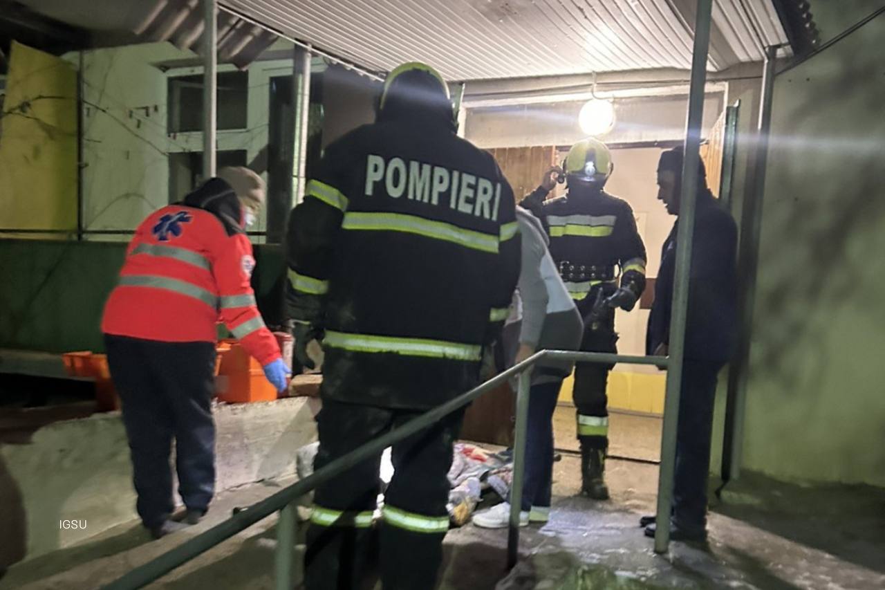 Пожар в доме престарелых в Кочиерах спасатели эвакуировали более 40 постояльцев Оставленная на ночь зажженная свеча стала причиной пожара в Центре для престарелых и лиц с ограниченными возможностями в селе Кочиеры Дубоссарского района Одного постояльца госпитализировали с ожогами