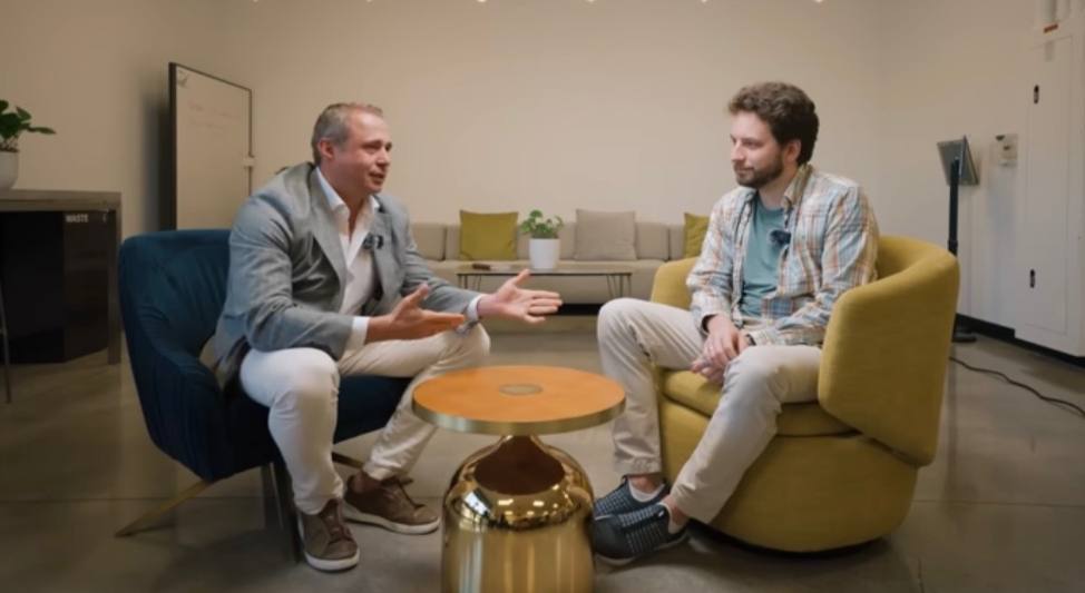 Плохие новости для посредственных работников Сегодня днём пошёл на тайский массаж Пока меня мяла добродушная тайка в наушниках играл подкаст Оскара Хартмана с Николаем Давыдовым Говорили про Кремниевую долину про искусственный интеллект и про те вызовы которые стоят перед человечеством Тема не новая Но мне было интересно Посыл простой для десятков профессий плохие новости И это уже не теория Больше всего изменения затронут людей находящихся в зоне посредственности Средненькие копирайтеры сценаристы программисты иллюстраторы фотографы музыканты модели сммщики дизайнеры ретушёры операторы колл центров визуализаторы аналитики аудиторы юристы с вещами на выход Искусственный интеллект сделает их работу не хуже и почти бесплатно Для сильных же экспертов искусственный интеллект станет дополнительным усилителем еще быстрее ещё эффективнее ещё мощнее У знакомой свой бренд одежды Раньше перед каждым сезоном весна лето осень зима они затевали целую кампанию арендовали студию нанимали фотографа звали ассистентов и световиков приглашали визажистов и стилистов проводили кастинг моделей Большая и суетная история Сейчас они придумали пять идеальных цифровых моделей три девушки и два парня которых сделали с помощью искусственного интеллекта Сохранили Полюбили И теперь получают фотки с новой коллекцией в нужном качестве Картинки неотличимы от хорошей студийной съёмки Экономия по деньгам в пять раз По времени даже не сосчитать Десятки людей только от одной этой компании незаметно перестали получать заказы А потом от ещё одной И ещё И это не будущее это уже происходит