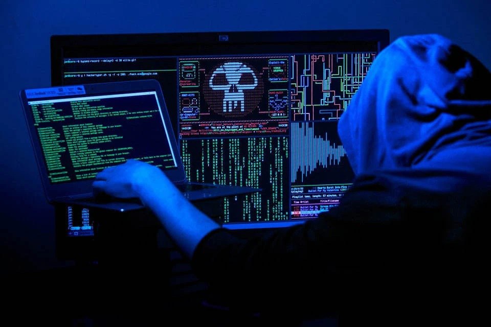 Мошенники обманывают россиян через домовые чаты Мошенники начали активно использовать мессенджеры для обмана россиян предлагая им присоединиться к так называемому чату подъезда Аферисты через личные сообщения пытаются убедить жертв в необходимости участия в таких чатах В них якобы будут обсуждаться актуальные новости В рамках общения в чате мошенники требуют подтверждения персональных данных Преступники объясняют это необходимостью проведения перерасчета коммунальных платежей   Подписаться на truekpru Читать нас в MAX