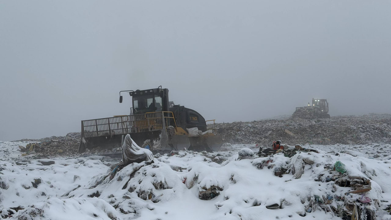 Полигон Восточный прослужит казанцам еще два года сообщил генеральный директор регоператора УК ПЖКХ Евгений Чекашов На сегодня он заполнен практически на треть Каждый день сюда привозят 1600 1800 тонн твердых коммунальных отходов Так как город миллионник невозможно оставить без полигона мы уже сейчас совместно с мэрией города с правительством Татарстана задумались над вопросом строительства третьей карты Здесь есть подходящий участок земли семь гектаров Во первых это готовый участок для строительства Во вторых вся существующая инфраструктура работает В третьих полигон будет близко к городу сказал Чекашов inkazanischa теперь и в МАХ