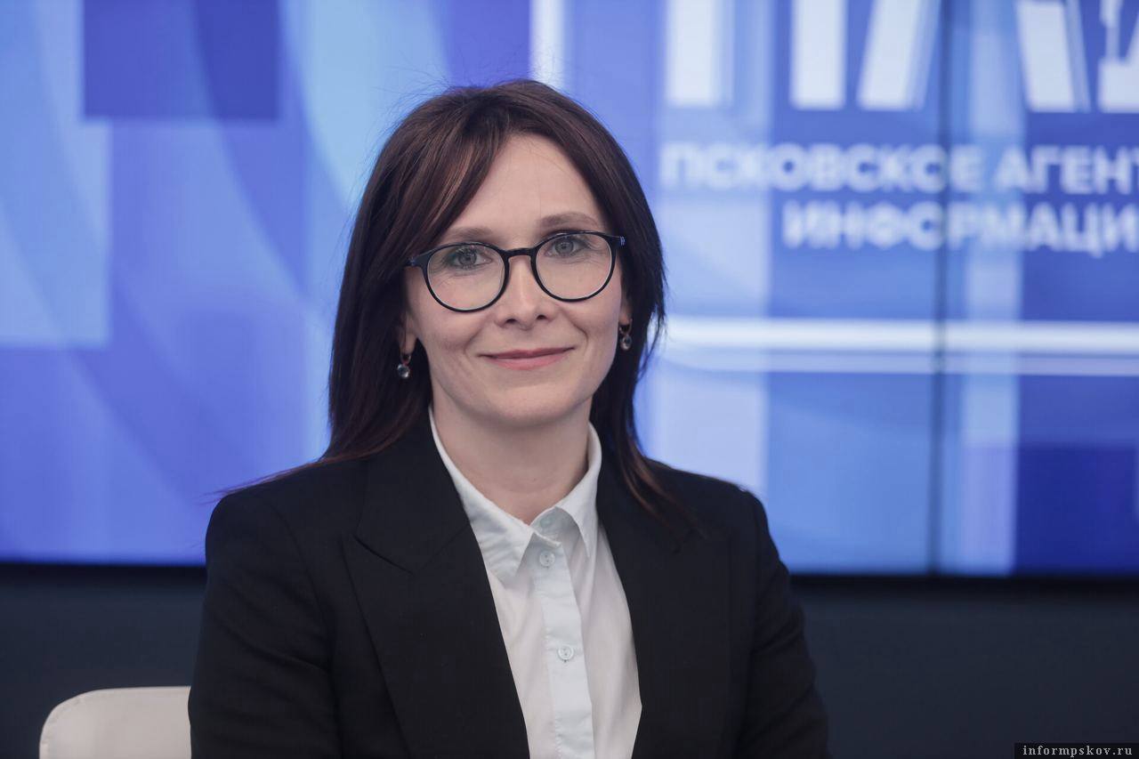 Делегация Псковской области находится с официальным визитом в Абхазии.   В ходе визита делегации Псковской области в Абхазию особое внимание уделяется укреплению культурных связей и сотрудничеству в сфере сохранения духовно-нравственных ценностей, об этом «Апсныпресс» сообщила заместитель губернатора Псковской области Ольга Тимофеева.  «В год 80-летия Великой Победы главной темой для наших народов является недопущение фальсификации итогов Великой Отечественной войны. Важно воспитывать молодежь в духе патриотизма и любви к Родине», — подчеркнула она.   Тимофеева отметила, что Псковская область сильно пострадала во время войны: регион находился в оккупации более трёх лет, что привело к огромным человеческим потерям. Сейчас там активно ведутся поисковые работы и изучаются архивные материалы. Среди бойцов, защищавших Псковщину, были и уроженцы Абхазии.  «Планируемое подписание соглашения между Музеем Боевой Славы имени В. Ардзинба и Военно-историческим музеем-заповедником Псковской области нацелено на то, чтобы передавать подрастающему поколению историческую правду и не допускать возрождения фашизма»,  — добавила замгубернатора.  Апсныпресс   Instagram Facebook   Дзен