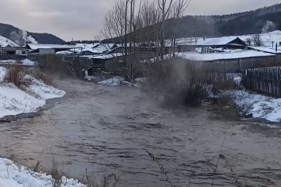 В Бурятии прорвало дамбу сооруженную при строительстве пешеходного моста через реку Тарбагатайку сообщает Telegram канал Тарбагатай инфо Инцидент произошел в селе Десятниково В результате прорыва хлынул мощный поток воды Местные жители публикуют в соцсетях кадры интенсивного потока В Единой дежурно диспетчерской службе района заявили что угрозы окрестным населенным пунктам нет и попросили местных жителей не допускать детей к руслу реки Тарбагатайки Ситуация находится на контроле местных властей Информация о возможных последствиях прорыва дамбы и планируемых мерах по устранению поступает в оперативном режиме Несколькими днями ранее сообщалось о прорыве Кладбищенской дамбы в Якутии По информации источников инцидент произошел во время сброса воды с дамбы Отмечалось что происшествие может осложнить заготовку льда и движение по автозимнику