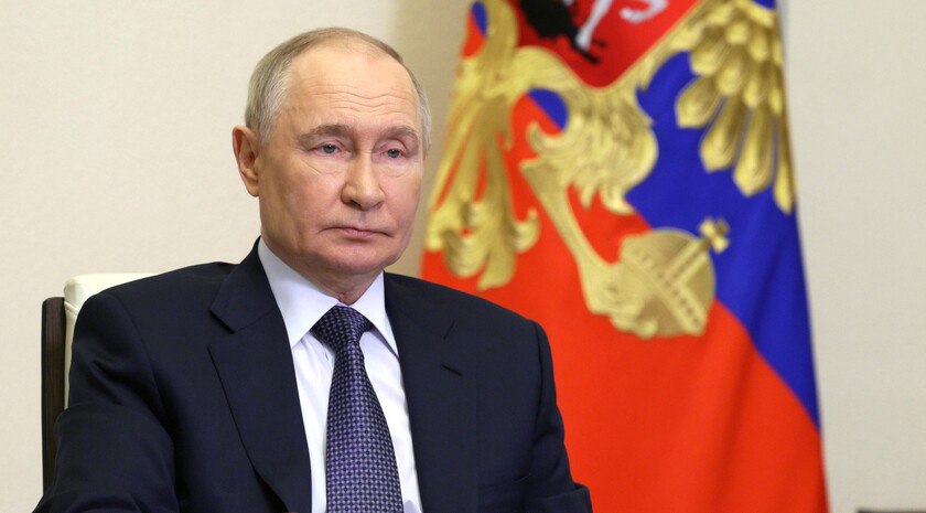 Путин проведет сегодня совещание по развитию Новороссии и Донбасса Президент РФ Владимир Путин проведет сегодня совещание по развитию исторических регионов и откроет ряд объектов по видеосвязи. «Ближе к вечеру ожидаем, что Путин проведет очное совещание по вопросам социально-экономического развития новых субъектов РФ. Планы весьма амбициозные, многое сделано, но, естественно, масштаб проблем тоже огромный по понятным причинам», — сообщил журналистам пресс-секретарь главы государства Дмитрий Песков. Фото: Администрация президента России , VK и ОК и читайте новости на нашем сайте