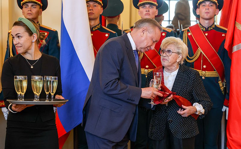 Губернатор Санкт-Петербурга Александр Беглов по поручению президента вручил народной артистке СССР Алисе Фрейндлих Орден «За заслуги перед Отечеством» I степени. Актриса стала одной из немногих полных кавалеров этого ордена. «От имени ленинградцев-петербуржцев хочу сказать, что мы Вас любим, мы Вами гордимся. Ваша доброта, интеллигентность, гостеприимство — воплощение ленинградского характера», — сказал Беглов. :Александр Демьянчук/ТАСС #Новости